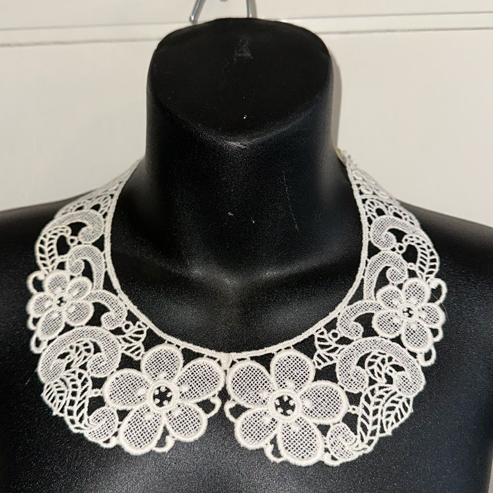 Vintage creamy white floral ribbon tie lace collar